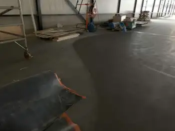 Industriële reiniging van de betonvloer bij Simian in Groningen