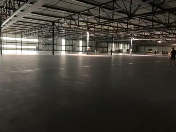 Industriële reiniging van de betonvloer bij Simian in Groningen