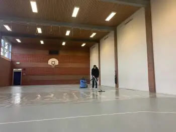 Nieuwe vloercoating voor de gymzaal in Ter Apel