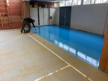 Nieuwe vloercoating voor de gymzaal in Ter Apel