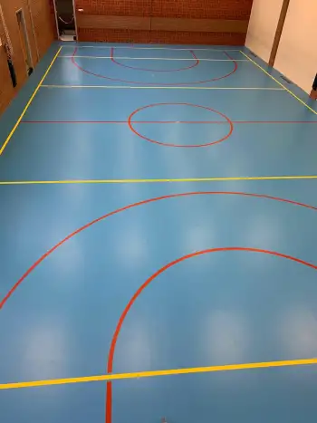 Nieuwe vloercoating voor de gymzaal in Ter Apel