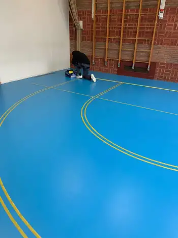 Nieuwe vloercoating voor de gymzaal in Ter Apel