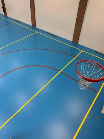 Nieuwe vloercoating voor de gymzaal in Ter Apel