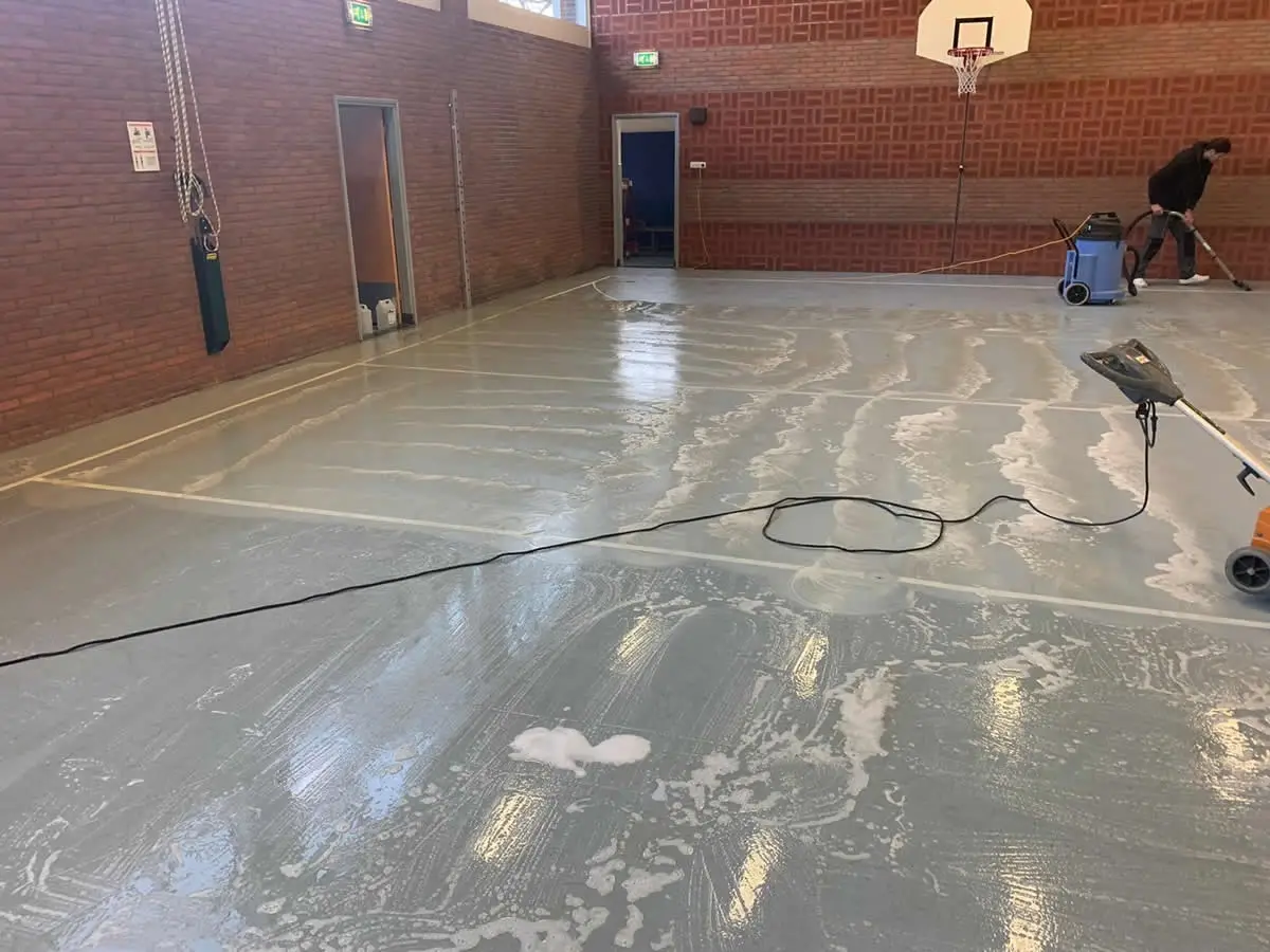 Nieuwe vloercoating voor de gymzaal in Ter Apel