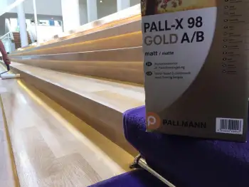 Renovatie eiken vloeren en trappen in het cultuurcentrum DKN in Assen Renovatie eiken vloeren en trappen in het cultuurcentrum DKN in Assen