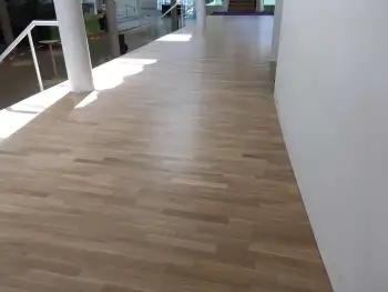 Renovatie eiken vloeren en trappen in het cultuurcentrum DKN in Assen