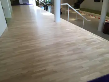 Renovatie eiken vloeren en trappen in het cultuurcentrum DKN in Assen Renovatie eiken vloeren en trappen in het cultuurcentrum DKN in Assen