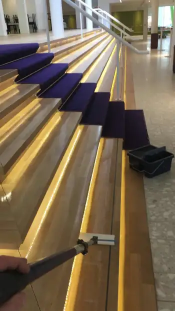 Renovatie eiken vloeren en trappen in het cultuurcentrum DKN in Assen Renovatie eiken vloeren en trappen in het cultuurcentrum DKN in Assen