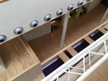 Renovatie eiken vloeren en trappen in het cultuurcentrum DKN in Assen