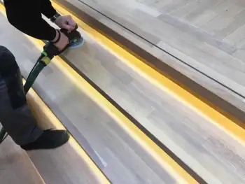 Renovatie eiken vloeren en trappen in het cultuurcentrum DKN in Assen Renovatie eiken vloeren en trappen in het cultuurcentrum DKN in Assen