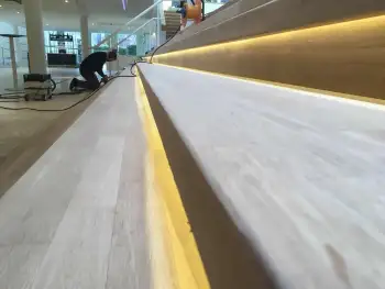 Renovatie eiken vloeren en trappen in het cultuurcentrum DKN in Assen Renovatie eiken vloeren en trappen in het cultuurcentrum DKN in Assen