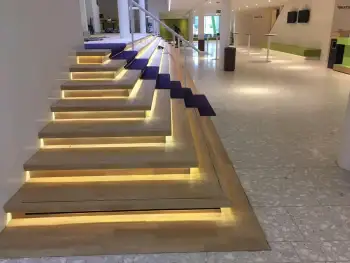 Renovatie eiken vloeren en trappen in het cultuurcentrum DKN in Assen Renovatie eiken vloeren en trappen in het cultuurcentrum DKN in Assen