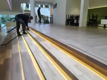 Renovatie eiken vloeren en trappen in het cultuurcentrum DKN in Assen Renovatie eiken vloeren en trappen in het cultuurcentrum DKN in Assen