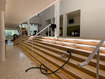 Renovatie eiken vloeren en trappen in het cultuurcentrum DKN in Assen Renovatie eiken vloeren en trappen in het cultuurcentrum DKN in Assen