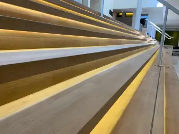 Renovatie eiken vloeren en trappen in het cultuurcentrum DKN in Assen Renovatie eiken vloeren en trappen in het cultuurcentrum DKN in Assen