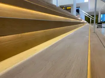 Renovatie eiken vloeren en trappen in het cultuurcentrum DKN in Assen Renovatie eiken vloeren en trappen in het cultuurcentrum DKN in Assen