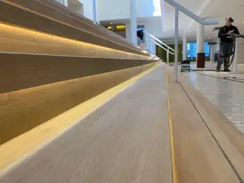 Renovatie eiken vloeren en trappen in het cultuurcentrum DKN in Assen Renovatie eiken vloeren en trappen in het cultuurcentrum DKN in Assen