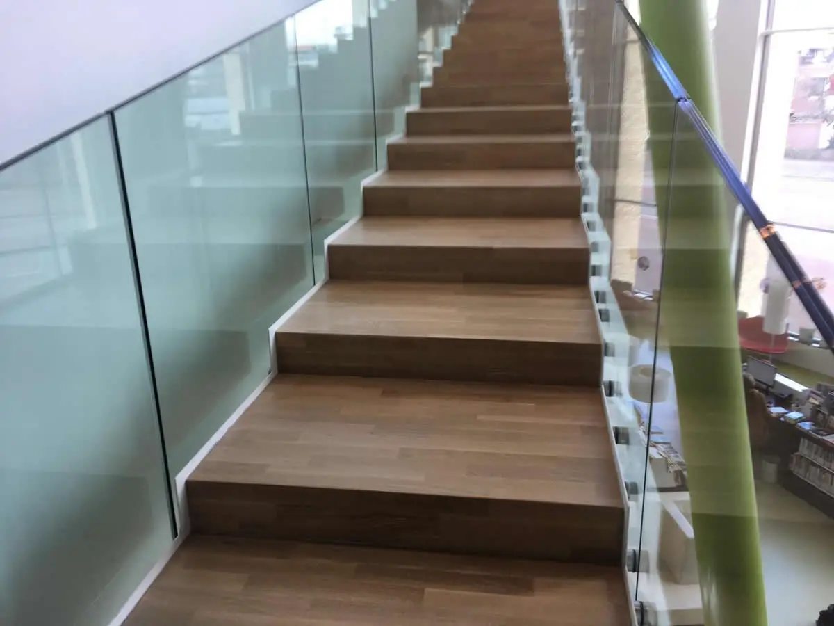 Renovatie eiken vloeren en trappen in het cultuurcentrum DKN in Assen Renovatie eiken vloeren en trappen in het cultuurcentrum DKN in Assen