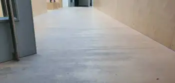 Trap in de centrale hal van een kindcentrum (MFA) geschuurd en opnieuw afgewerkt. Trap in de centrale hal van een kindcentrum (MFA) geschuurd en opnieuw afgewerkt.