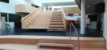 Trap in de centrale hal van een kindcentrum (MFA) geschuurd en opnieuw afgewerkt. Trap in de centrale hal van een kindcentrum (MFA) geschuurd en opnieuw afgewerkt.