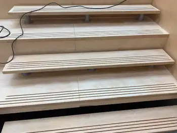 Trap in de centrale hal van een kindcentrum (MFA) geschuurd en opnieuw afgewerkt. Trap in de centrale hal van een kindcentrum (MFA) geschuurd en opnieuw afgewerkt.