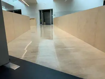Trap in de centrale hal van een kindcentrum (MFA) geschuurd en opnieuw afgewerkt. Trap in de centrale hal van een kindcentrum (MFA) geschuurd en opnieuw afgewerkt.