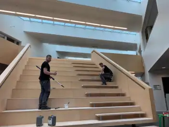Trap in de centrale hal van een kindcentrum (MFA) geschuurd en opnieuw afgewerkt. Trap in de centrale hal van een kindcentrum (MFA) geschuurd en opnieuw afgewerkt.