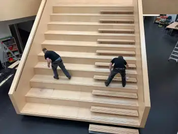 Trap in de centrale hal van een kindcentrum (MFA) geschuurd en opnieuw afgewerkt. Trap in de centrale hal van een kindcentrum (MFA) geschuurd en opnieuw afgewerkt.