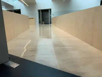 Trap in de centrale hal van een kindcentrum (MFA) geschuurd en opnieuw afgewerkt. Trap in de centrale hal van een kindcentrum (MFA) geschuurd en opnieuw afgewerkt.