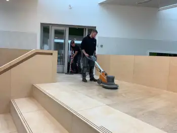 Trap in de centrale hal van een kindcentrum (MFA) geschuurd en opnieuw afgewerkt. Trap in de centrale hal van een kindcentrum (MFA) geschuurd en opnieuw afgewerkt.