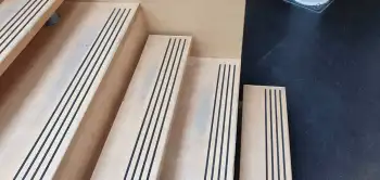 Trap in de centrale hal van een kindcentrum (MFA) geschuurd en opnieuw afgewerkt. Trap in de centrale hal van een kindcentrum (MFA) geschuurd en opnieuw afgewerkt.