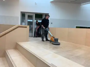 Trap in de centrale hal van een kindcentrum (MFA) geschuurd en opnieuw afgewerkt. Trap in de centrale hal van een kindcentrum (MFA) geschuurd en opnieuw afgewerkt.