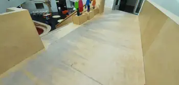 Trap in de centrale hal van een kindcentrum (MFA) geschuurd en opnieuw afgewerkt. Trap in de centrale hal van een kindcentrum (MFA) geschuurd en opnieuw afgewerkt.