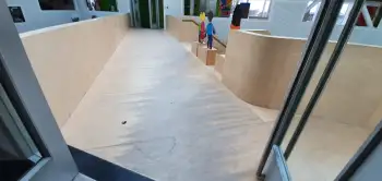 Trap in de centrale hal van een kindcentrum (MFA) geschuurd en opnieuw afgewerkt. Trap in de centrale hal van een kindcentrum (MFA) geschuurd en opnieuw afgewerkt.