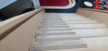 Trap in de centrale hal van een kindcentrum (MFA) geschuurd en opnieuw afgewerkt. Trap in de centrale hal van een kindcentrum (MFA) geschuurd en opnieuw afgewerkt.