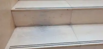 Trap in de centrale hal van een kindcentrum (MFA) geschuurd en opnieuw afgewerkt. Trap in de centrale hal van een kindcentrum (MFA) geschuurd en opnieuw afgewerkt.