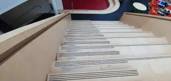 Trap in de centrale hal van een kindcentrum (MFA) geschuurd en opnieuw afgewerkt. Trap in de centrale hal van een kindcentrum (MFA) geschuurd en opnieuw afgewerkt.