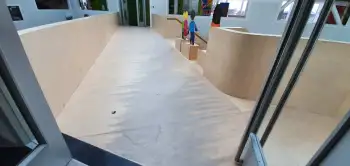 Trap in de centrale hal van een kindcentrum (MFA) geschuurd en opnieuw afgewerkt. Trap in de centrale hal van een kindcentrum (MFA) geschuurd en opnieuw afgewerkt.