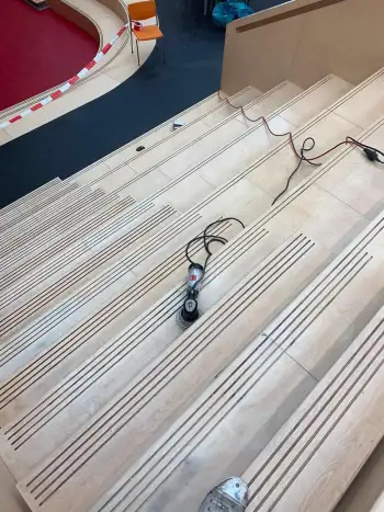 Trap in de centrale hal van een kindcentrum (MFA) geschuurd en opnieuw afgewerkt. Trap in de centrale hal van een kindcentrum (MFA) geschuurd en opnieuw afgewerkt.