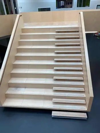 Trap in de centrale hal van een kindcentrum (MFA) geschuurd en opnieuw afgewerkt. Trap in de centrale hal van een kindcentrum (MFA) geschuurd en opnieuw afgewerkt.