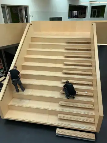 Trap in de centrale hal van een kindcentrum (MFA) geschuurd en opnieuw afgewerkt. Trap in de centrale hal van een kindcentrum (MFA) geschuurd en opnieuw afgewerkt.