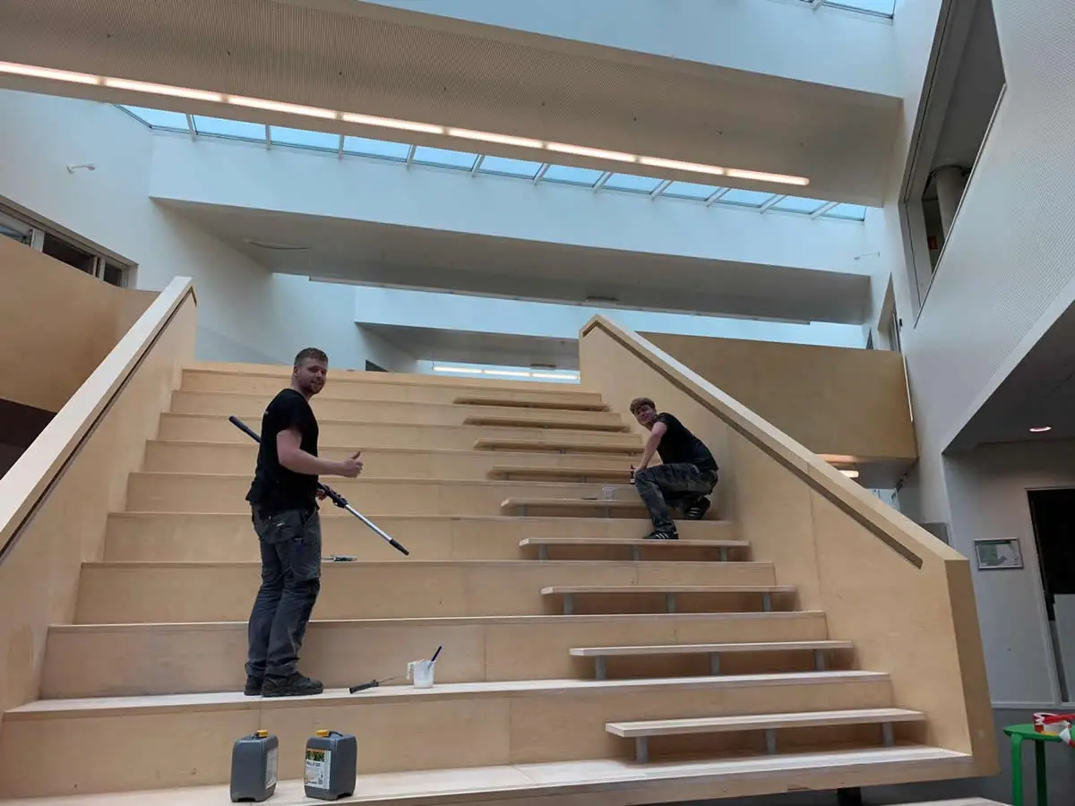 Trap in de centrale hal van een kindcentrum (MFA) geschuurd en opnieuw afgewerkt. Trap in de centrale hal van een kindcentrum (MFA) geschuurd en opnieuw afgewerkt.