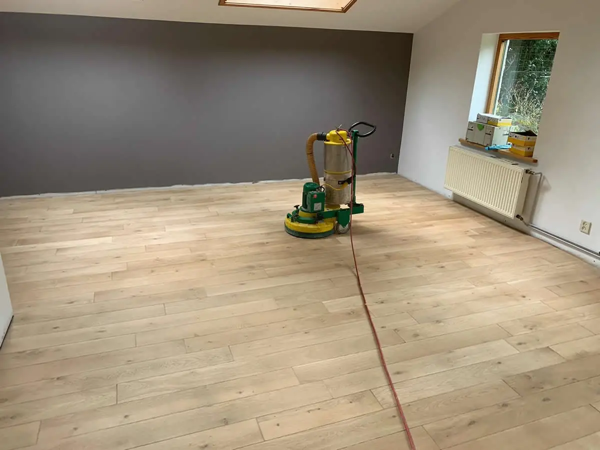 In Hoogersmilde een houten vloer eiken gerenoveerd. In Hoogersmilde een houten vloer eiken gerenoveerd.
