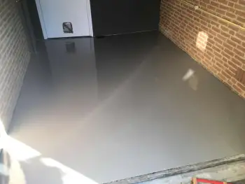 Wij kunnen een sterke en slijtvaste Coatingvloer in uw garage aanbrengen Wij kunnen een sterke en slijtvaste Coatingvloer in uw garage aanbrengen