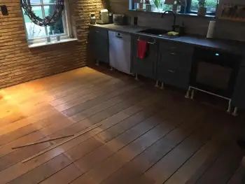 Eiken vloer gerenoveerd in Gasselternijveen en V groef gefreesd. Eiken vloer gerenoveerd in Gasselternijveen en V groef gefreesd.
