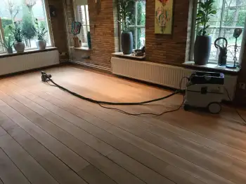 Eiken vloer gerenoveerd in Gasselternijveen en V groef gefreesd. Eiken vloer gerenoveerd in Gasselternijveen en V groef gefreesd.