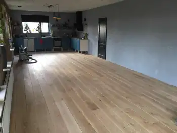 Eiken vloer gerenoveerd in Gasselternijveen en V groef gefreesd. Eiken vloer gerenoveerd in Gasselternijveen en V groef gefreesd.