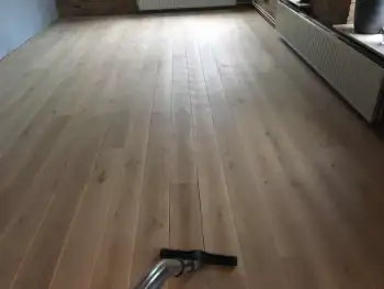Eiken vloer gerenoveerd in Gasselternijveen en V groef gefreesd. Eiken vloer gerenoveerd in Gasselternijveen en V groef gefreesd.