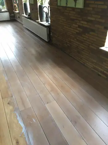 Eiken vloer gerenoveerd in Gasselternijveen en V groef gefreesd. Eiken vloer gerenoveerd in Gasselternijveen en V groef gefreesd.