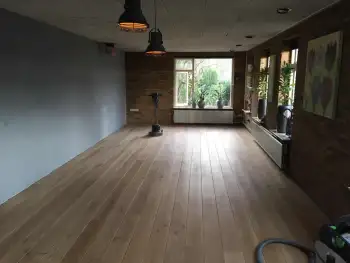 Eiken vloer gerenoveerd in Gasselternijveen en V groef gefreesd. Eiken vloer gerenoveerd in Gasselternijveen en V groef gefreesd.